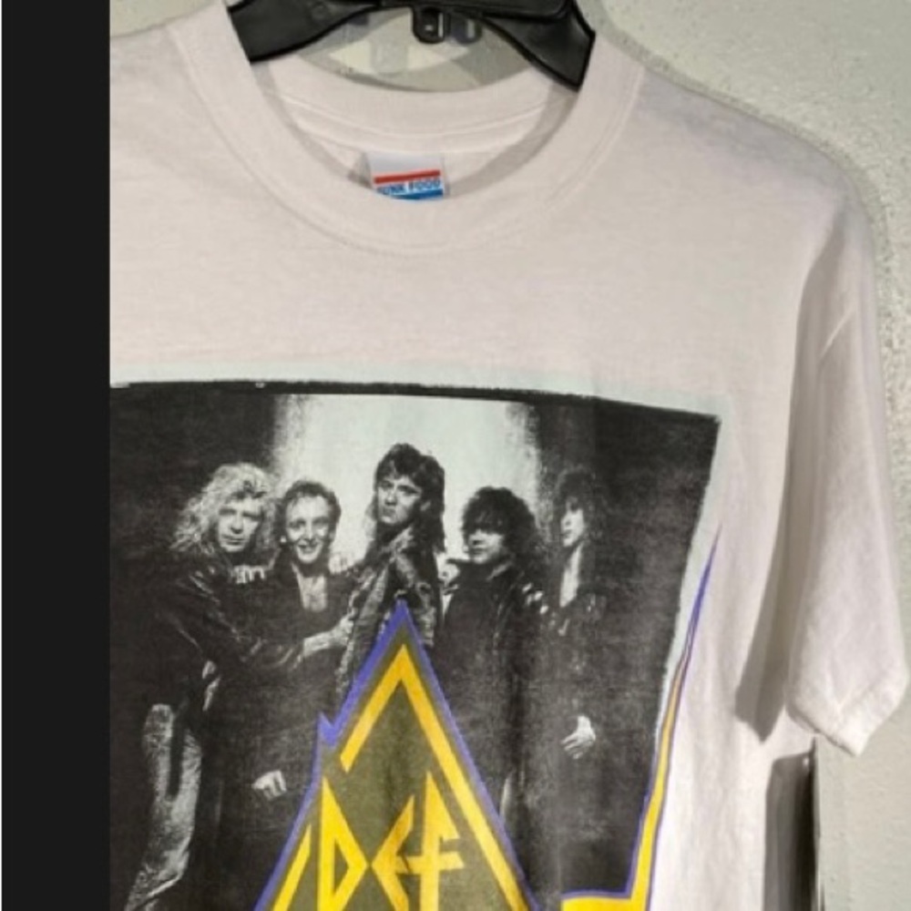 Men’s White Def Leppard Graphic T-Shirt Junk Food Tee size Medium